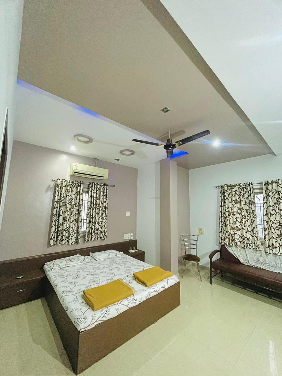 Hotel Rajdhani And Guest House Gujarat - Best Family Hotel In Halol Near Pavagadh And Halol Gidc Экстерьер фото